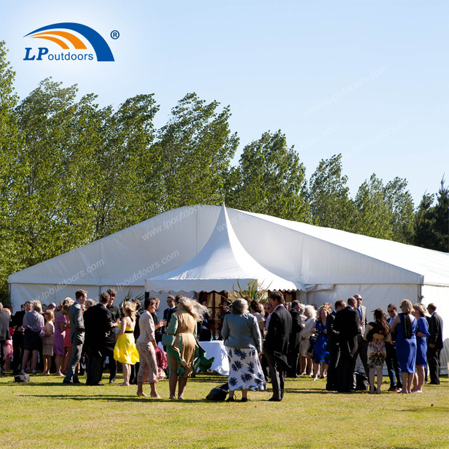 Tente de chapiteau mixte blanche de luxe avec parois latérales pour les mariages sur pelouse