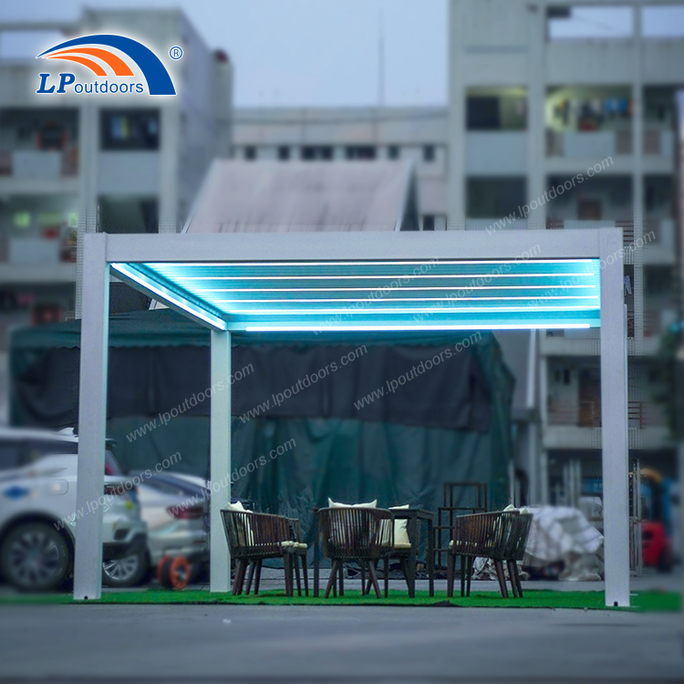 Gazebo de toit à persiennes électriques de cour extérieure de pavillon avec des lumières RVB colorées