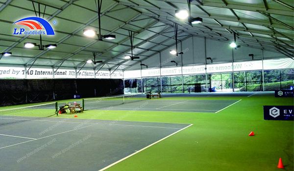 Couverture et structure d'ombrage pour courts de tennis commerciaux