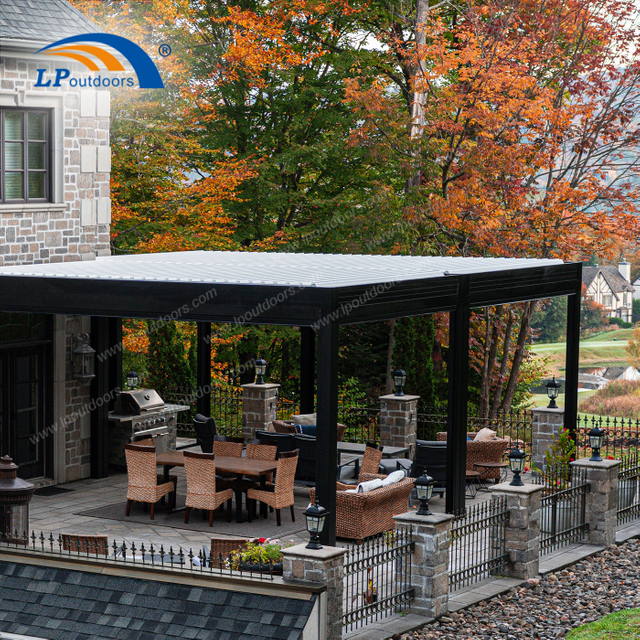Pergola en aluminium moderne attachée à la maison avec toit à persiennes