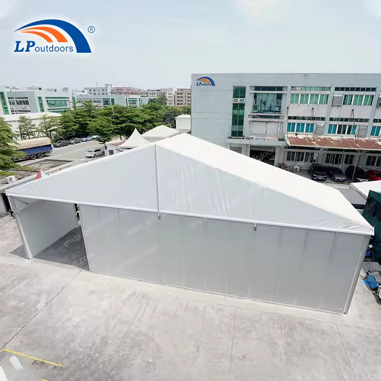 Tente d'entrepôt de 20 par 25 m avec mur de sandwich à la hauteur latérale de 5,2