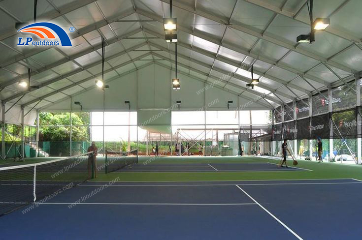 Couverture et structure d'ombrage pour courts de tennis commerciaux