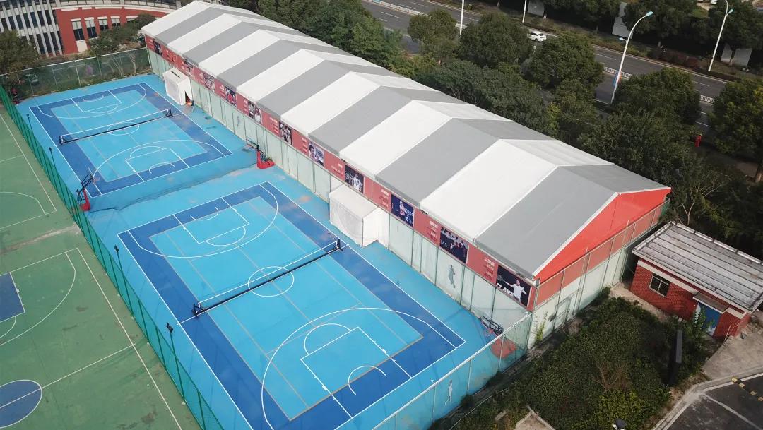 structure de terrain de sport semi-permanente