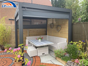 Pergola à persiennes motorisée en aluminium avec stores enrouleurs à écran rabattable à vendre 