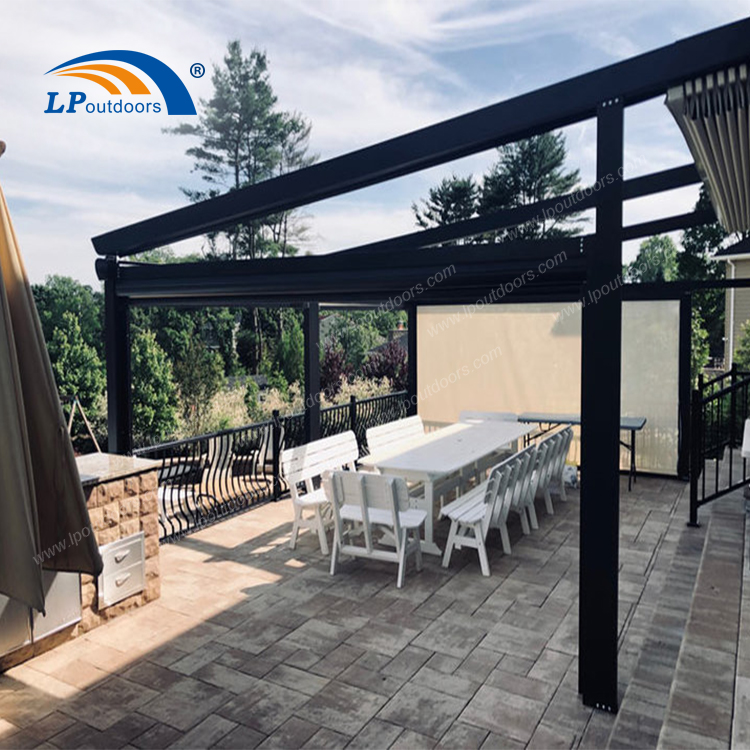 pergola à toit escamotable noire sur balcon