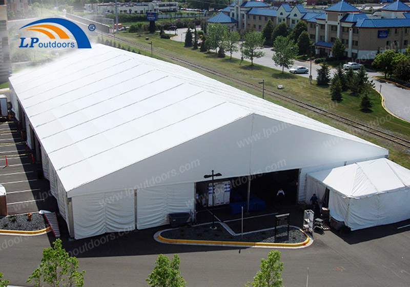 Installer une tente d'entrepôt