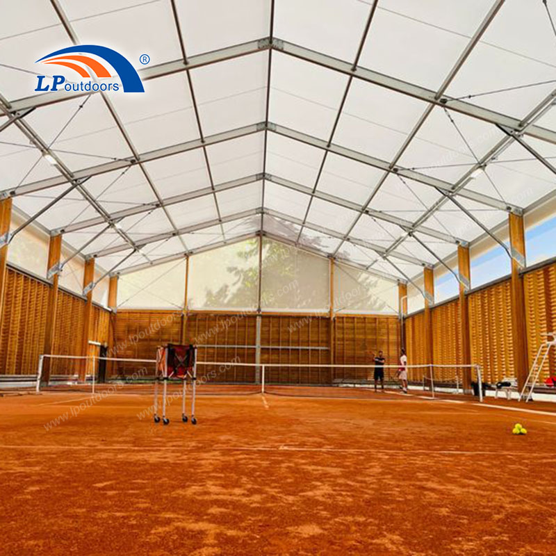 Couverture et structure d'ombrage pour courts de tennis commerciaux