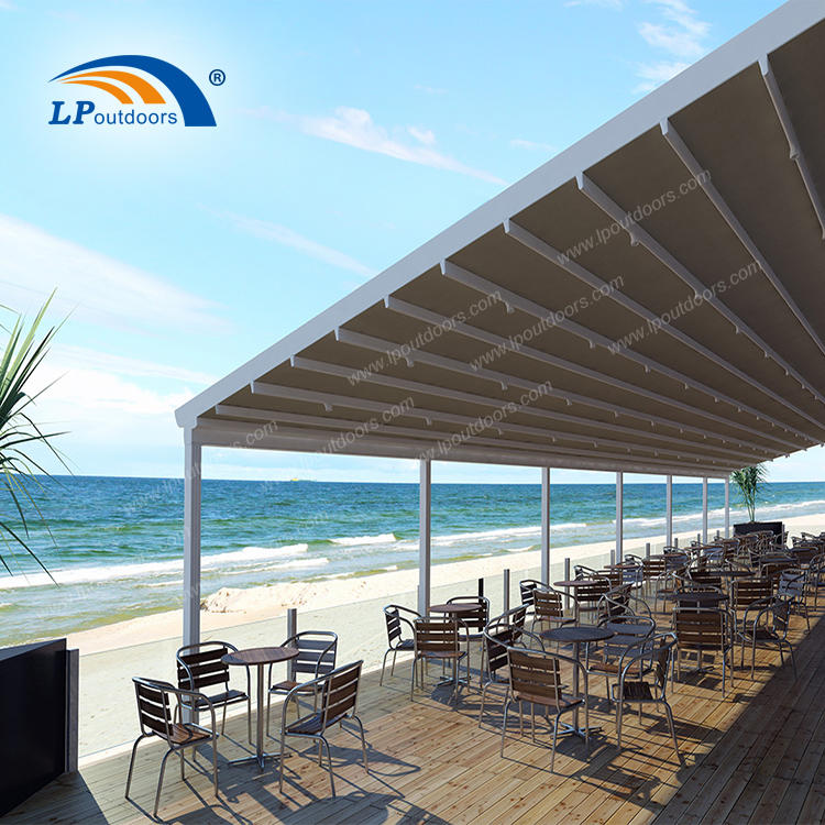 pergola blanche en bord de mer