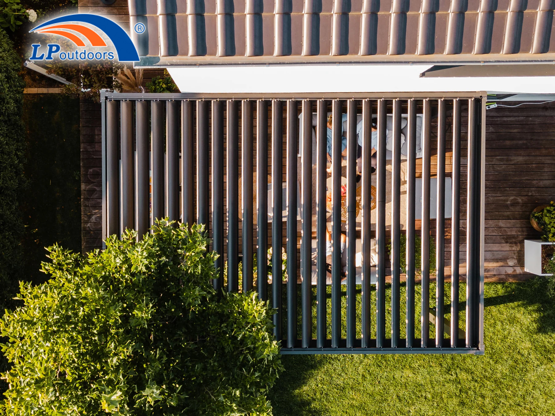 pergola à toit pliant près de l'eau