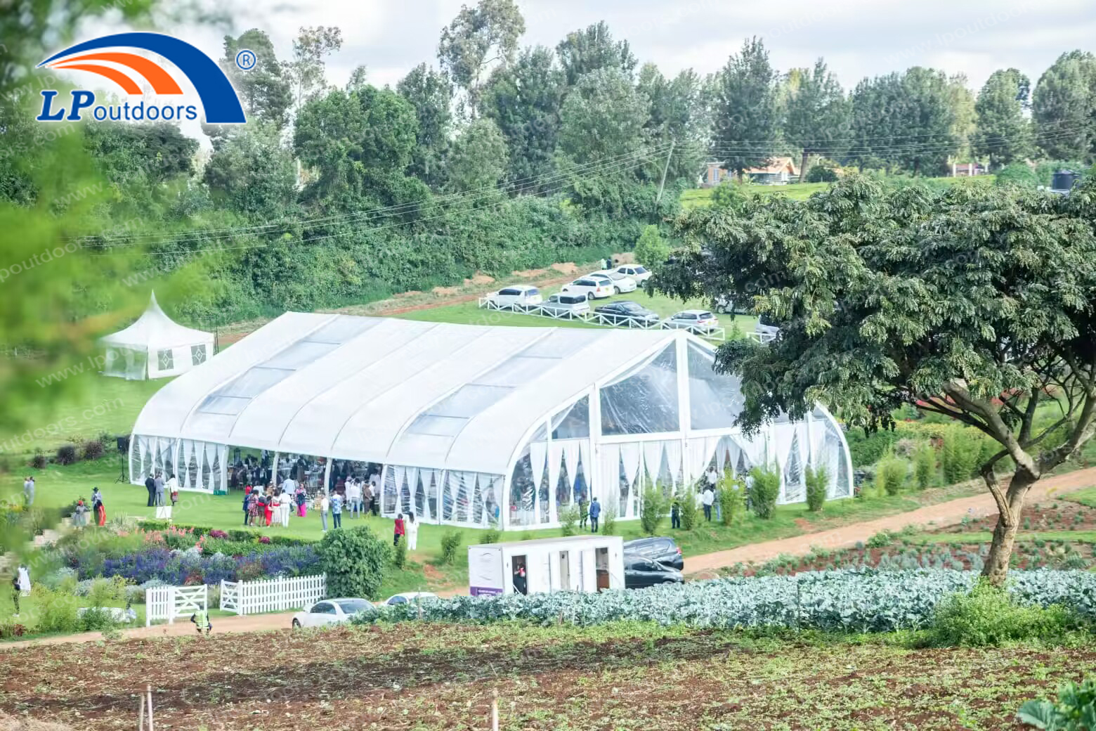 500 personnes ont courbé des tentes de chapiteau de mariage de courbe d'envergure transparente de toit transparent avec la doublure pour le mariage 