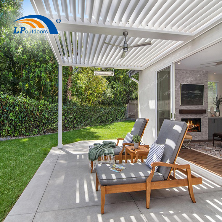 pergola à toit à persiennes blanches avec ventilateur