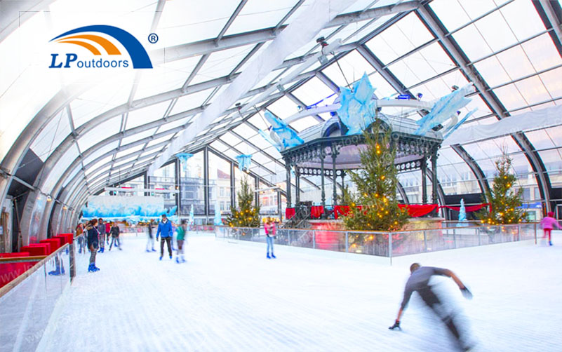 Tente de sport incurvée LP Outdoors couvrant la patinoire extérieure Bâtiment temporaire