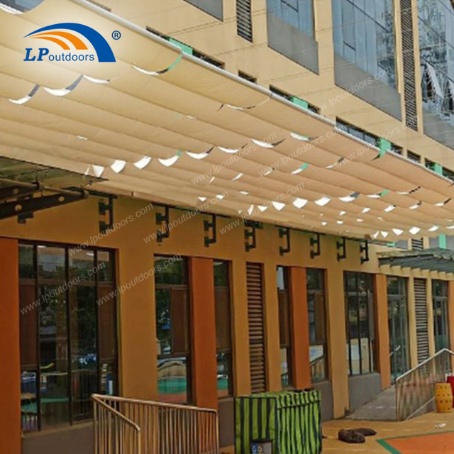 Pergola de couverture rétractable en toute sécurité moderne pour les aires de jeux pour enfants