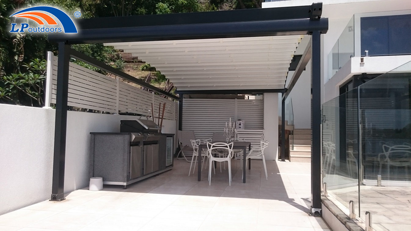 pergola à toit escamotable noire sur balcon