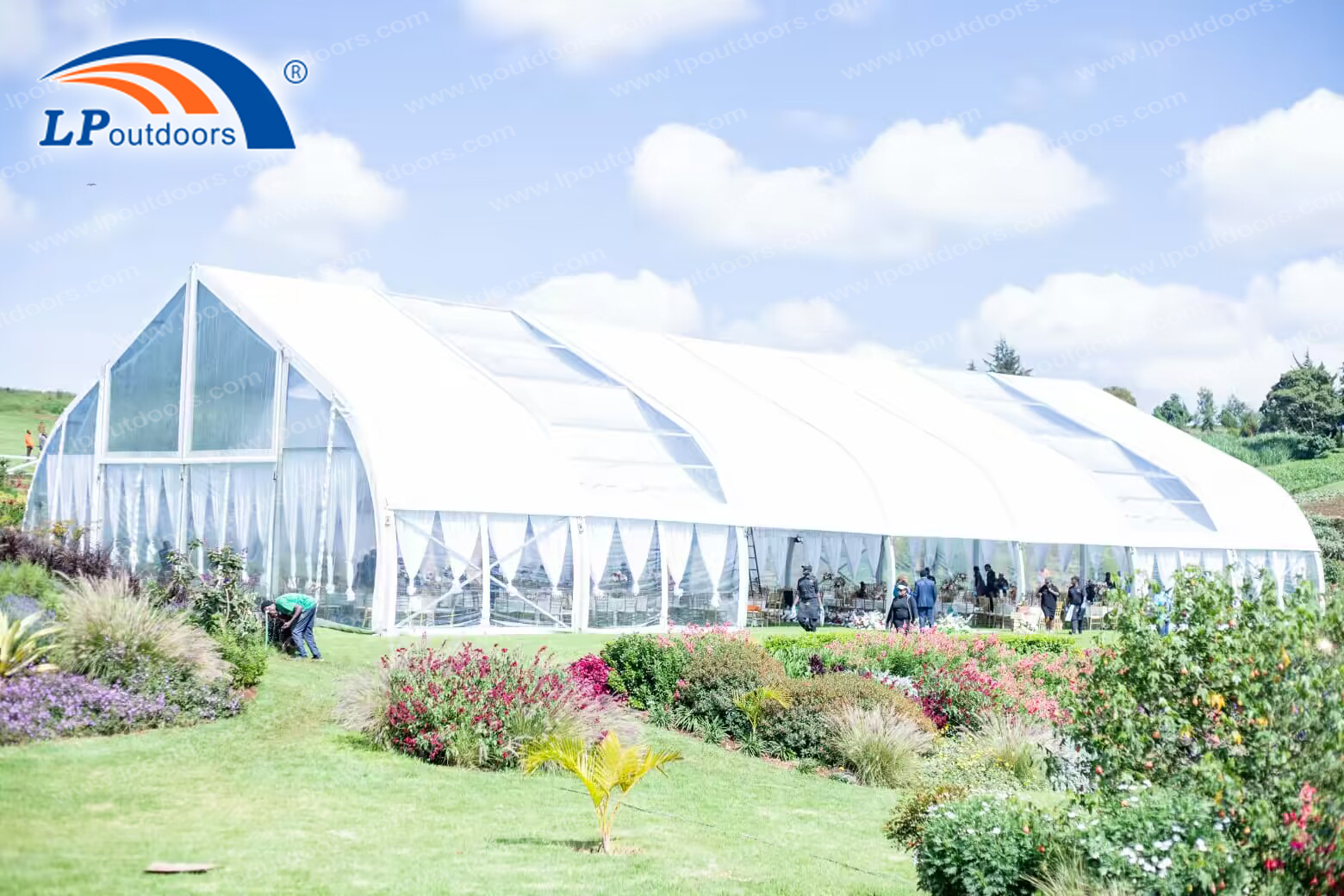 500 personnes ont courbé des tentes de chapiteau de mariage de courbe d'envergure transparente de toit transparent avec la doublure pour le mariage 