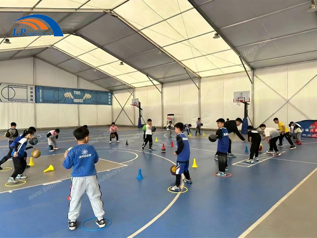 Structure d'installation d'entraînement de basket-ball en salle de taille standard