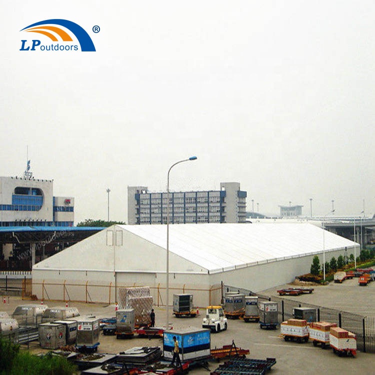 Un bâtiment de garage temporaire à structure à ossature pour un parking de stockage 