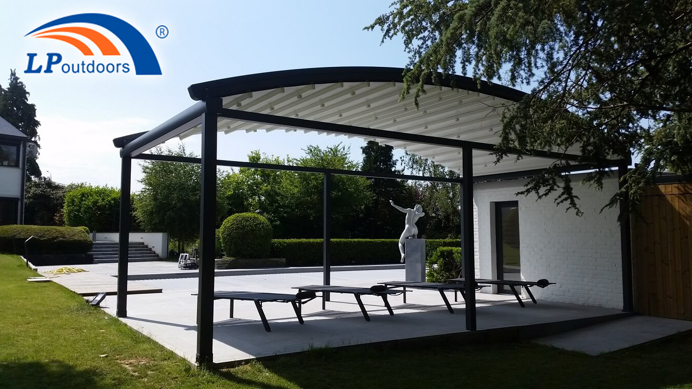 Pergola de belvédère pliante Arcum étanche motorisée personnalisée au bord de la piscine