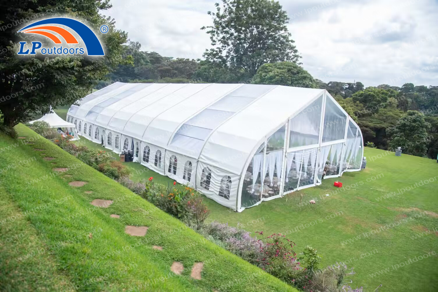 500 personnes ont courbé des tentes de chapiteau de mariage de courbe d'envergure transparente de toit transparent avec la doublure pour le mariage 