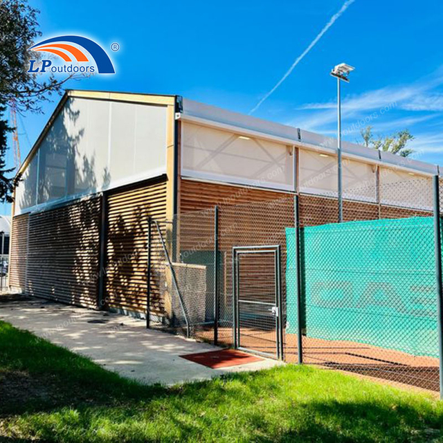 Couverture et structure d'ombrage pour courts de tennis commerciaux