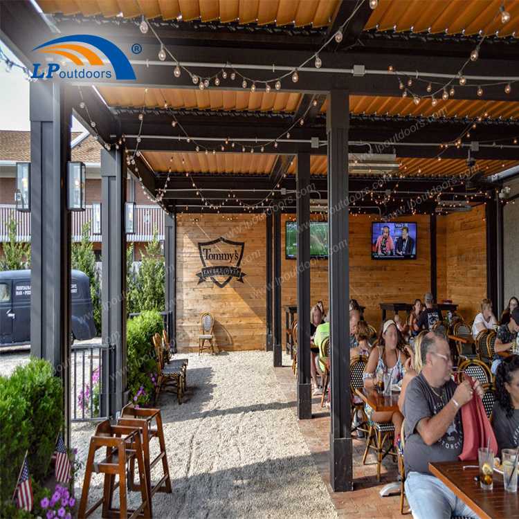 pergola à persiennes noires pour restaurant