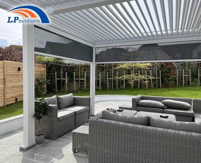 Pergola bioclimatique en aluminium avec toit à persiennes à vendre en Amérique