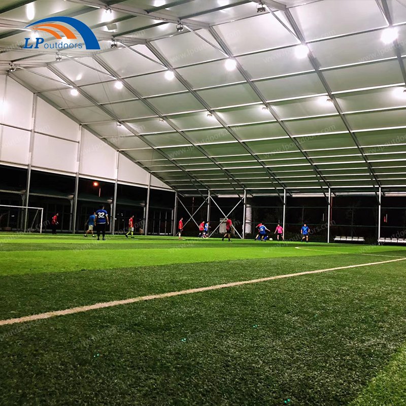 Couverture efficace du stade gr&acirc;ce aux solutions de tentes de renom.jpg