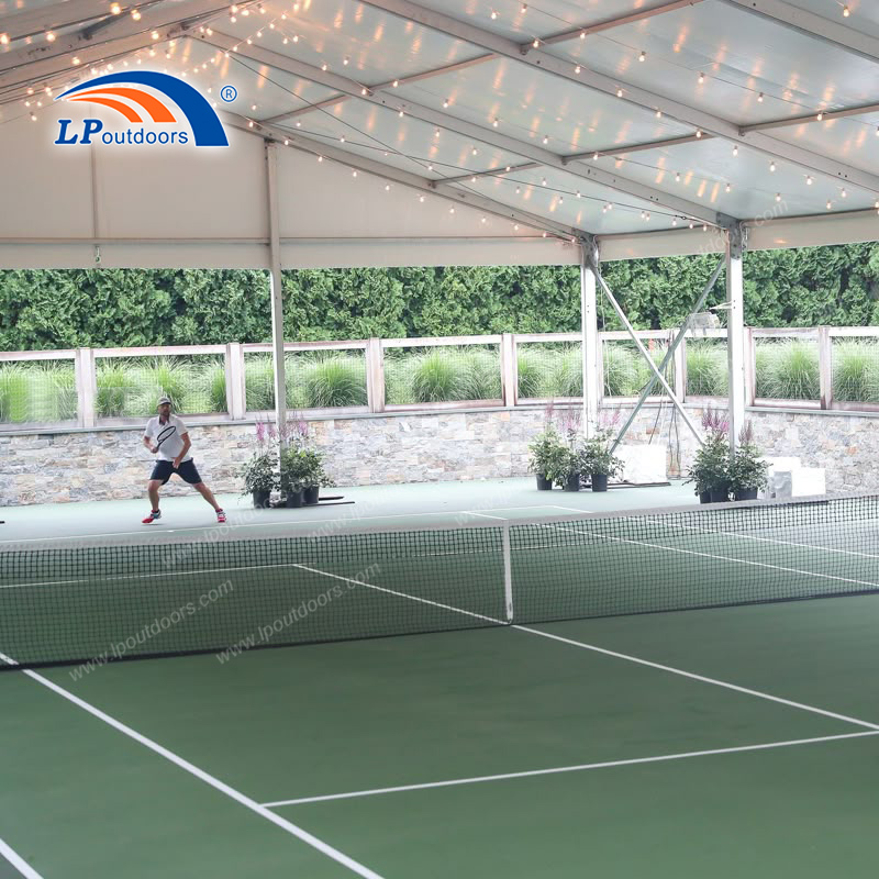 Couverture et structure d'ombrage pour courts de tennis commerciaux